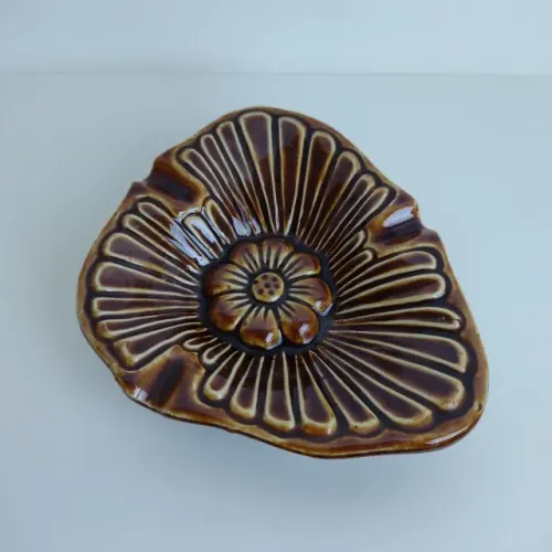 Vintage antigo cinzeiro em cerâmica tema flor/folha marrom ( usado)
