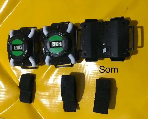 Kit com 3 relógios do Ben 10 marca horas e com som