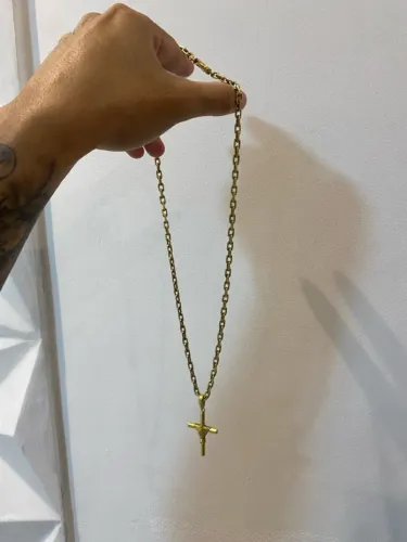 Colar com pingente de cruz dourada