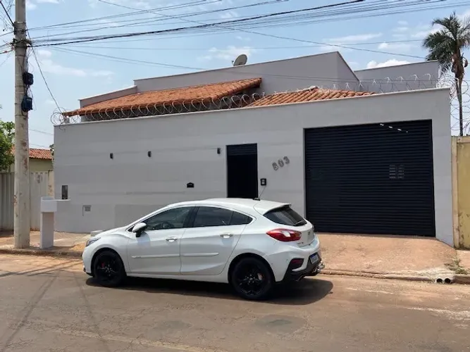 linda casa 360 m2 T,R./ 226 m2 C.T .3 Dormitórios .2 Suítes .2 Vagas  em Ituiutaba 