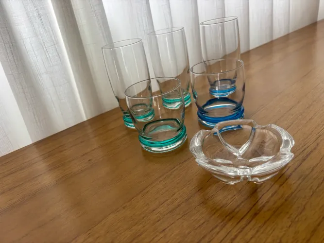 Conjunto de Copos com Base Colorida + Cinzeiro de Vidro - Design Moderno