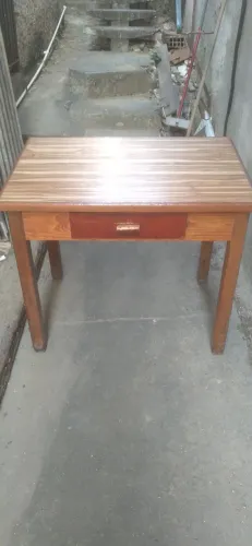 Mesa de madeira genuína com 1 gaveta