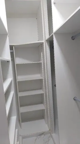 Apartamento com armários e área de serviço