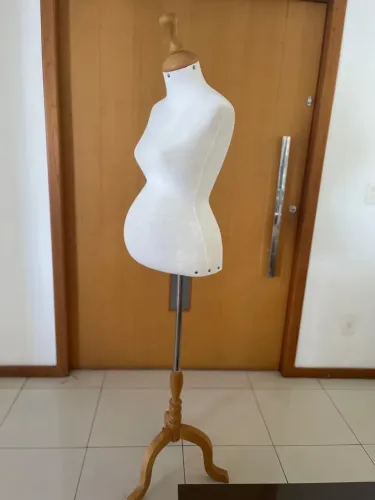 Mannequin em madeira de gestante para loja de roupas
