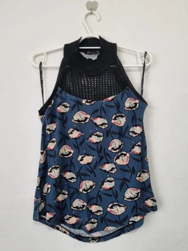 REGATA ESTAMPADA E DETALHE EM TRICO MARIA FILO