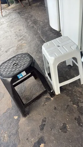 Banco de plástico preto 