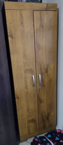 Armário Guarda-roupa 02 portas em Madeira