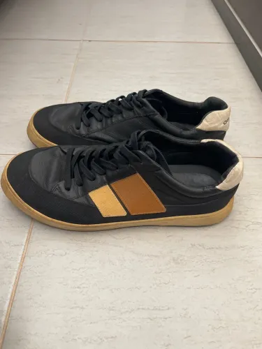 Tênis Casual Preto com Detalhes em Bege