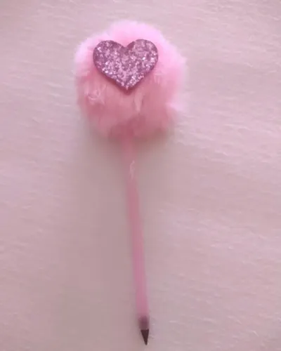 Lápis infinito decorada pompom Rosa e coração
