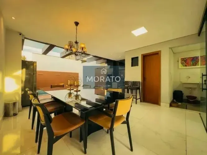 Casa moderna com 3 quartos sendo 2 suítes e 2 vagas paralelas no Bairro Vila Clóris.