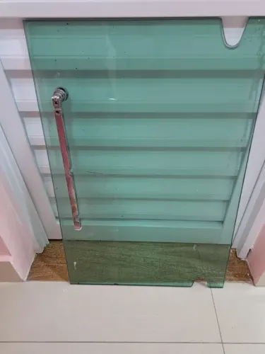 Basculante de vidro para comércio ou banheiro