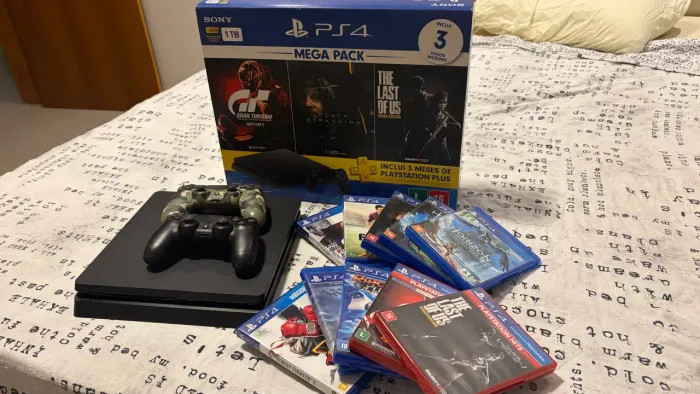 PlayStation 4 c/ 2 controles e jogos