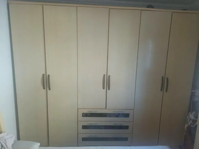 Vendo Guarda-roupas de casal com pequenas avarias