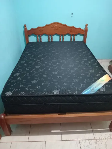 CAMAS DE MADEIRA COM COLCHÃO 