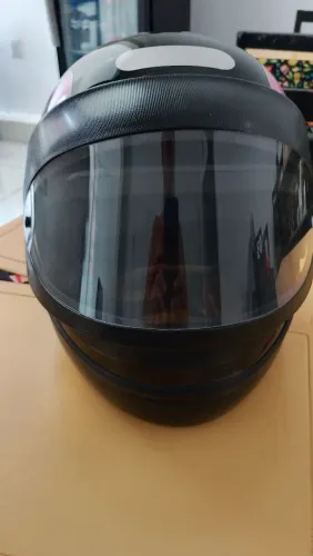 Patins e capacete de moto