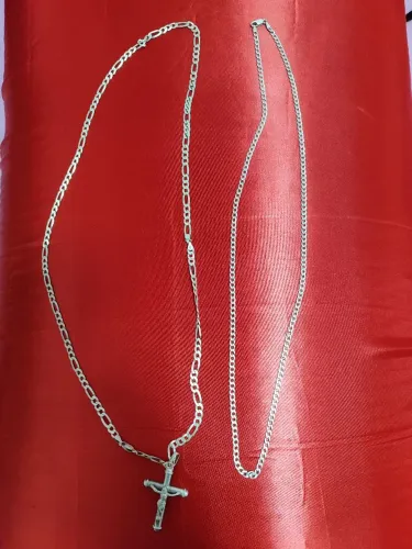 Vendo duas correntes de prata 925 uma de 60 cm e outra de 70 cm com pingente de crucifixo.