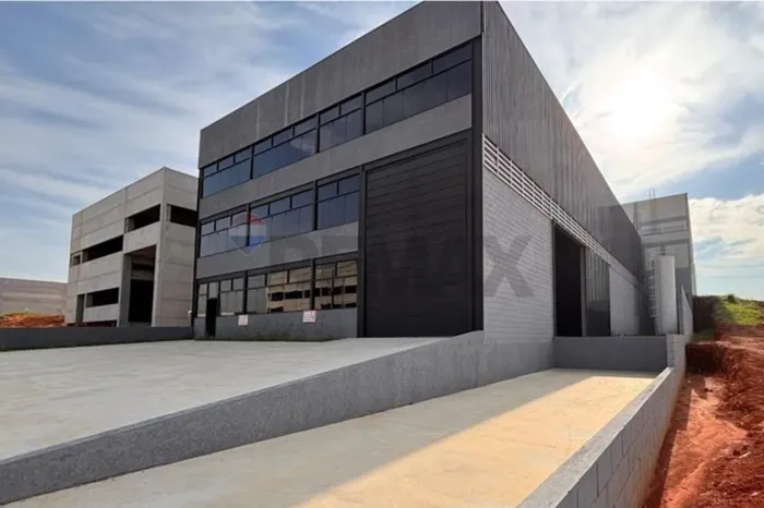 Galpão Industrial 980m² no Jd. Metropolitano | Pé-direito 10m e Doca (Condomínio Industria