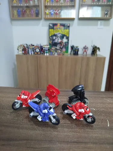 Lote motos Miniaturas e 2 carrinhos de fricção 