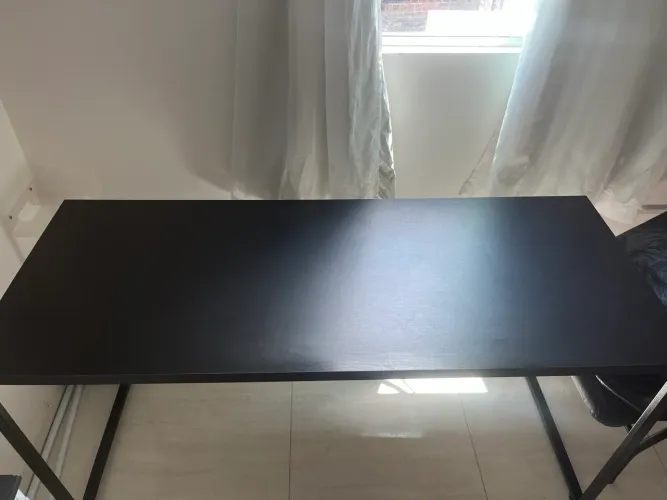 Mesa para trabalho e estudo. 