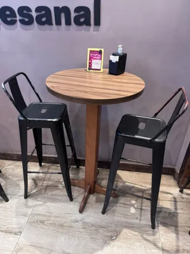 Mesa alta com banquetas