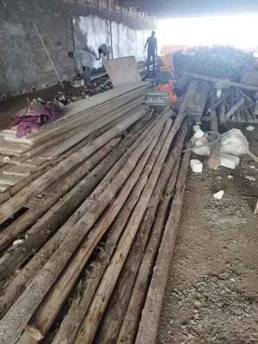pontaletes e tábuas de eucalipto