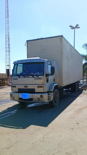 Caminhão Ford Cargo 2428e truck 6x2 2011 Ar condicionado Rastreador