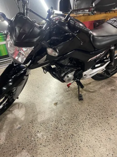 Vende-se fan 160 preta 2023