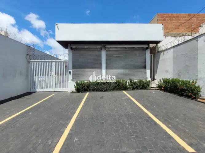 Casa comercial com 5 salas com disponível para locação no bairro Martins em Uberlândia-MG.
