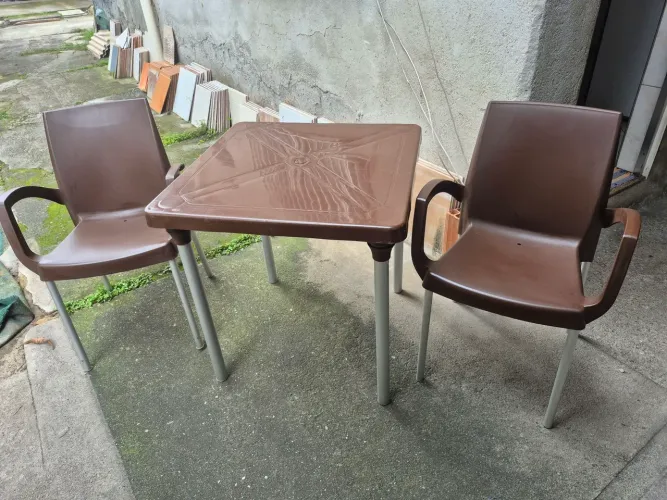 Conjunto de mesa com 2 cadeiras