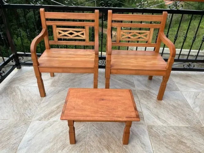 2 Poltronas Rústicas de Madeira + Mesinha de centro