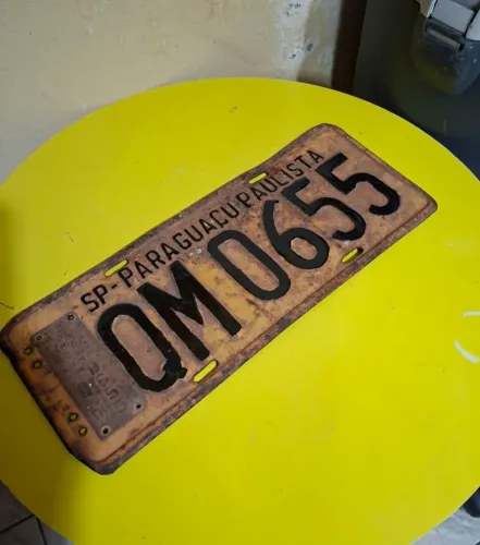 Placa antiga amarela 