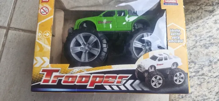 Carrinho Pick-up Trooper da Usual Brinquedos, um veículo off-road de rodas gigantes