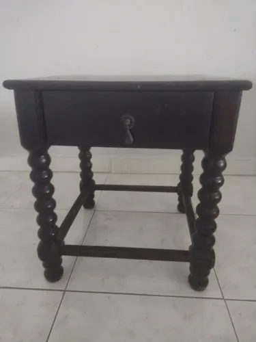 Mesa de cabeceira em madeira maciça