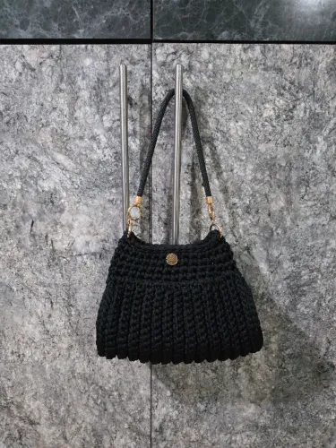 Bolsa preto e dourado croche