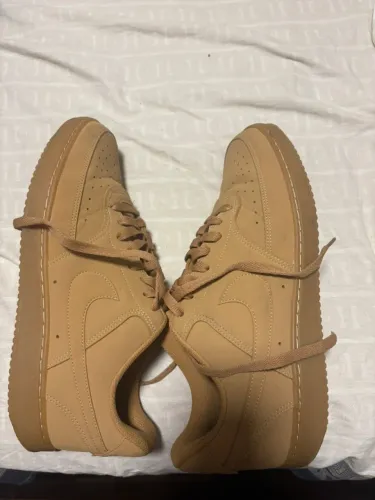 Nike Air Force 1 Low na cor bege/caramelo (estilo Wheat]