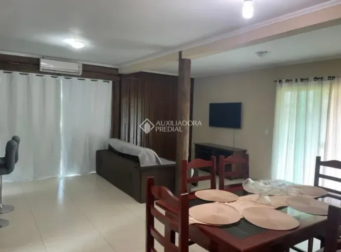 Bela Residência Estilo Sítio na Capital, 180m² área construída, 500m² de Área Terreno priv