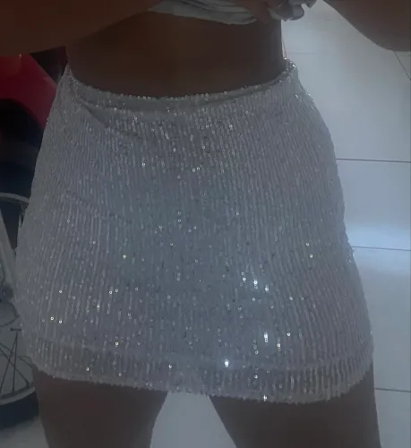 saia de paetê brilhosa branca ideal para festas é de tamanho P mas também veste M
