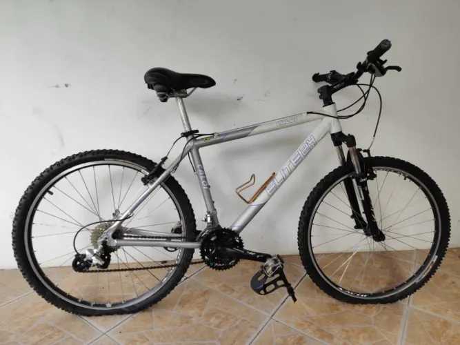 Bicicleta CALOI ELITE 2.4 ARO 26