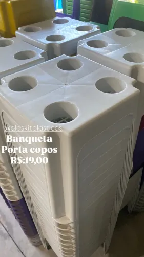 Banqueta de plástico porta copos