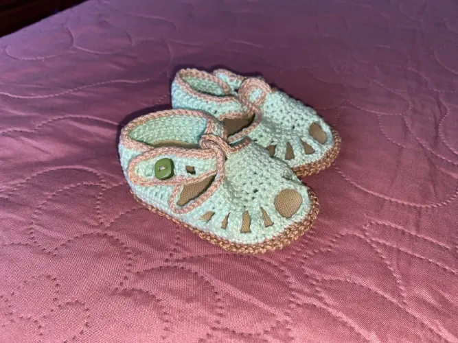 Sandália de crochê para bebês