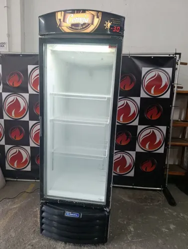 Cervejeira vertical expositora 220 volts 497 litros marca METALFRIO funcionando
