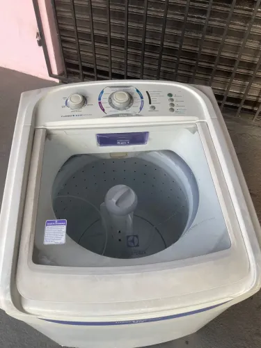 Máquina de lavar e centrifugar.