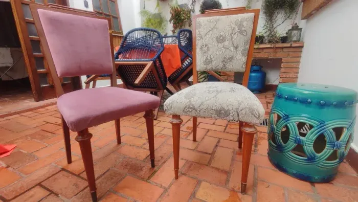Par de cadeiras inglesas vintage em veludo fucsia real e floral