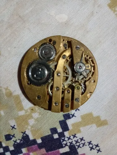 Mecanismo de relógio de bolso antigo