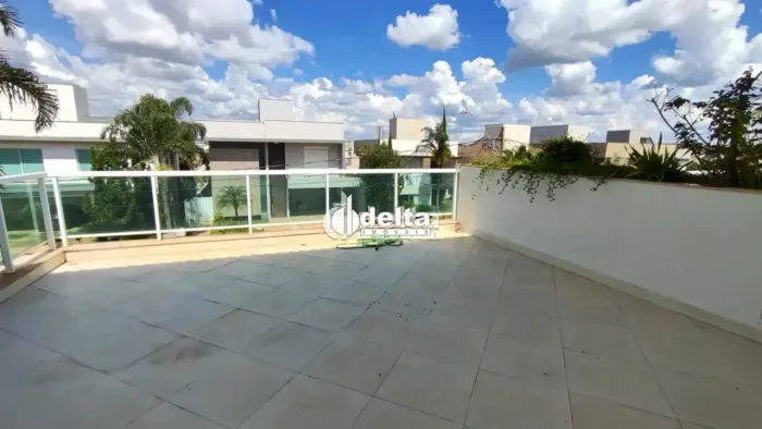 Casa no condomínio Jardins Roma disponível para locação e venda em Uberlândia-MG
