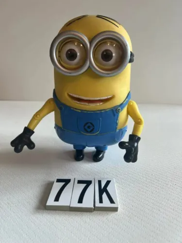 Minion Thinkway toys eletronico, 21 cm de comprimento, corpo coberto de silicone, faz sons