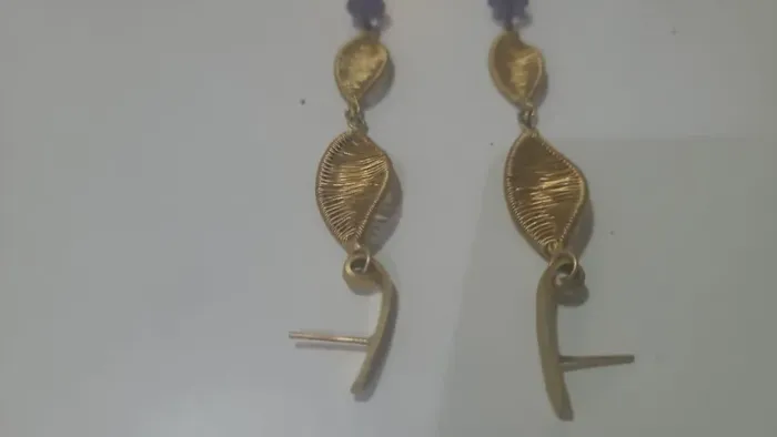 brinco de pêndulo de folhas aramadas e acabamento em conta rocha
