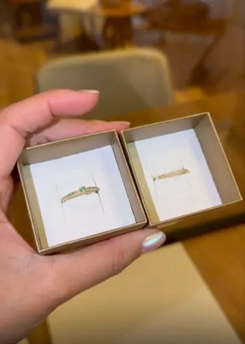 Anel ouro 18k com brilhantes e esmeralda