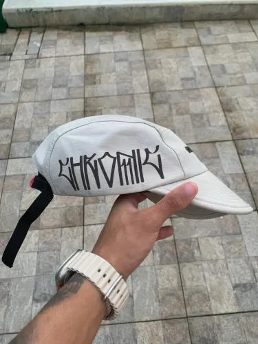Chapéu running five panel bege chronic
