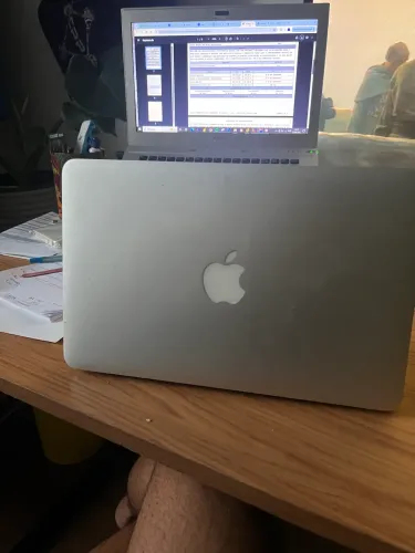 MacBook Air 11 polegadas placa mão queimada